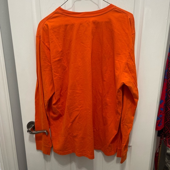 Nike 
Long sleeve t shirt regular fit 
Orange
XLarge 
Pullover 
Great condition - Picture 11 of 13